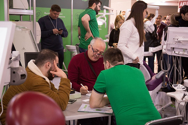 Стенд компании GREEN DENT на выставке Дентал-Ревю 2020-34.jpg